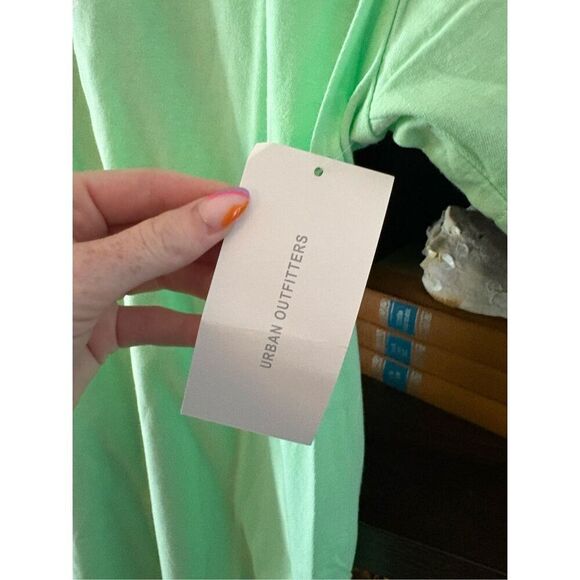 🐿️NWT Urban Outfitters Rebels & Nomads Green & White Think Global Graphic Tee - Picture 5 of 6